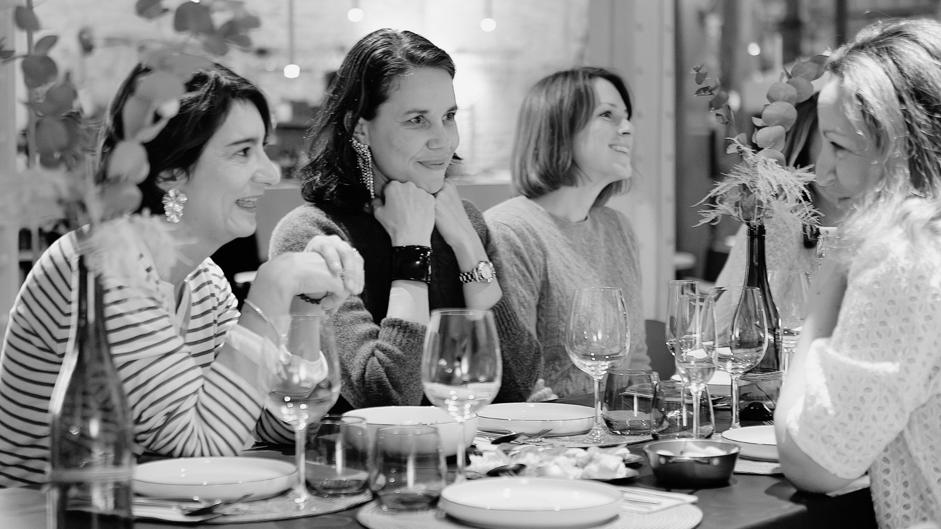 Quatre Membres Partners du Club HERVEST autour d'une table, en conversation